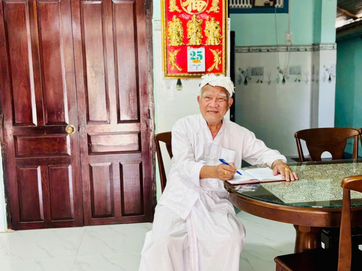 Ông Đổng Hộ – người có uy tín tiêu biểu trong đồng bào Chăm thôn Phú Nhuận, xã Ninh Phước, tỉnh Khánh Hòa. Ông Đổng Hộ – người có uy tín tiêu biểu trong đồng bào Chăm thôn Phú Nhuận, xã Ninh Phước, tỉnh Khánh Hòa.