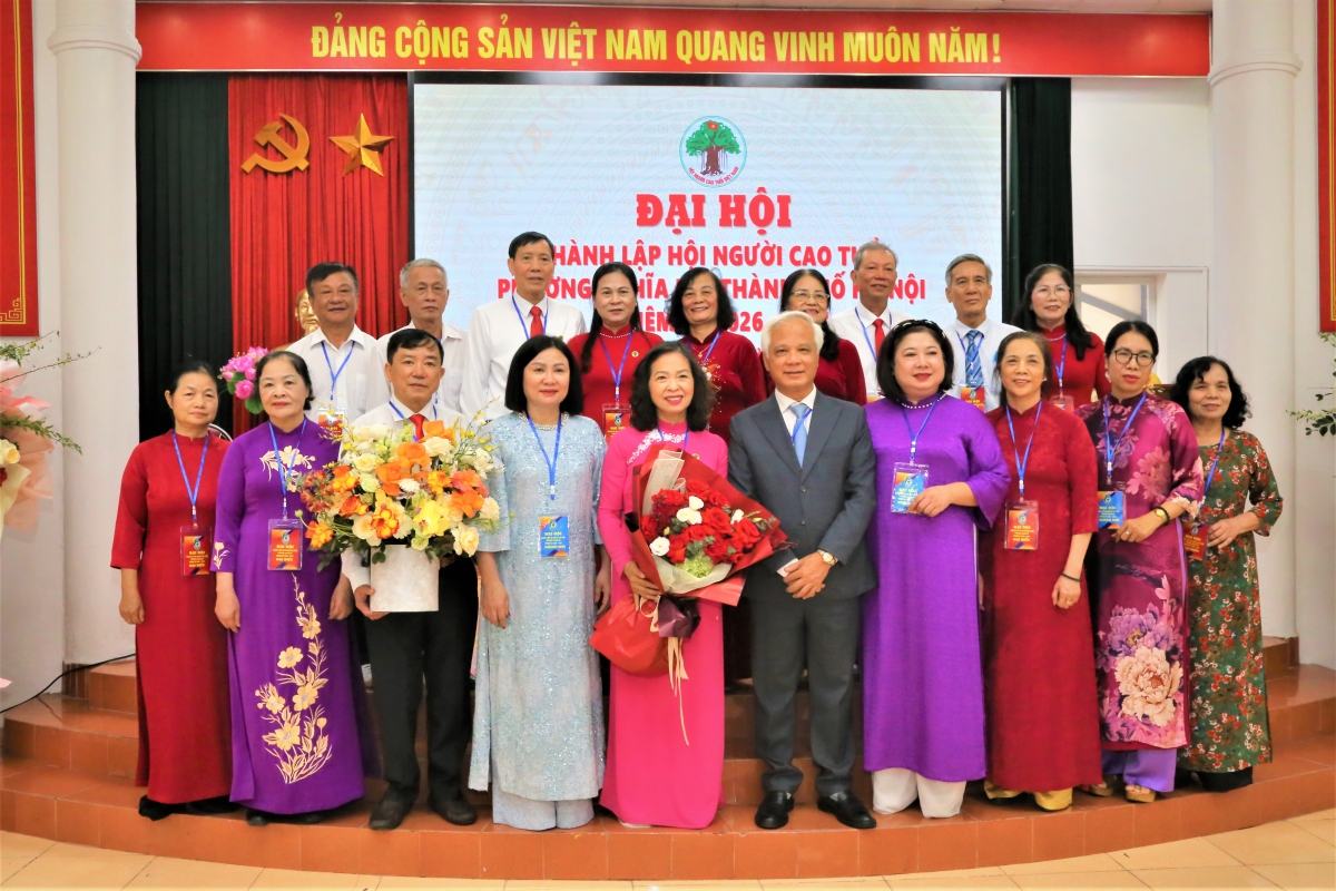 Lãnh đạo Hội NCT TP Hà Nội và phường Nghĩa Đô tặng hoa chúc mừng Ban Chấp hành Hội NCT Lãnh đạo Hội NCT TP Hà Nội và phường Nghĩa Đô tặng hoa chúc mừng Ban Chấp hành Hội NCT