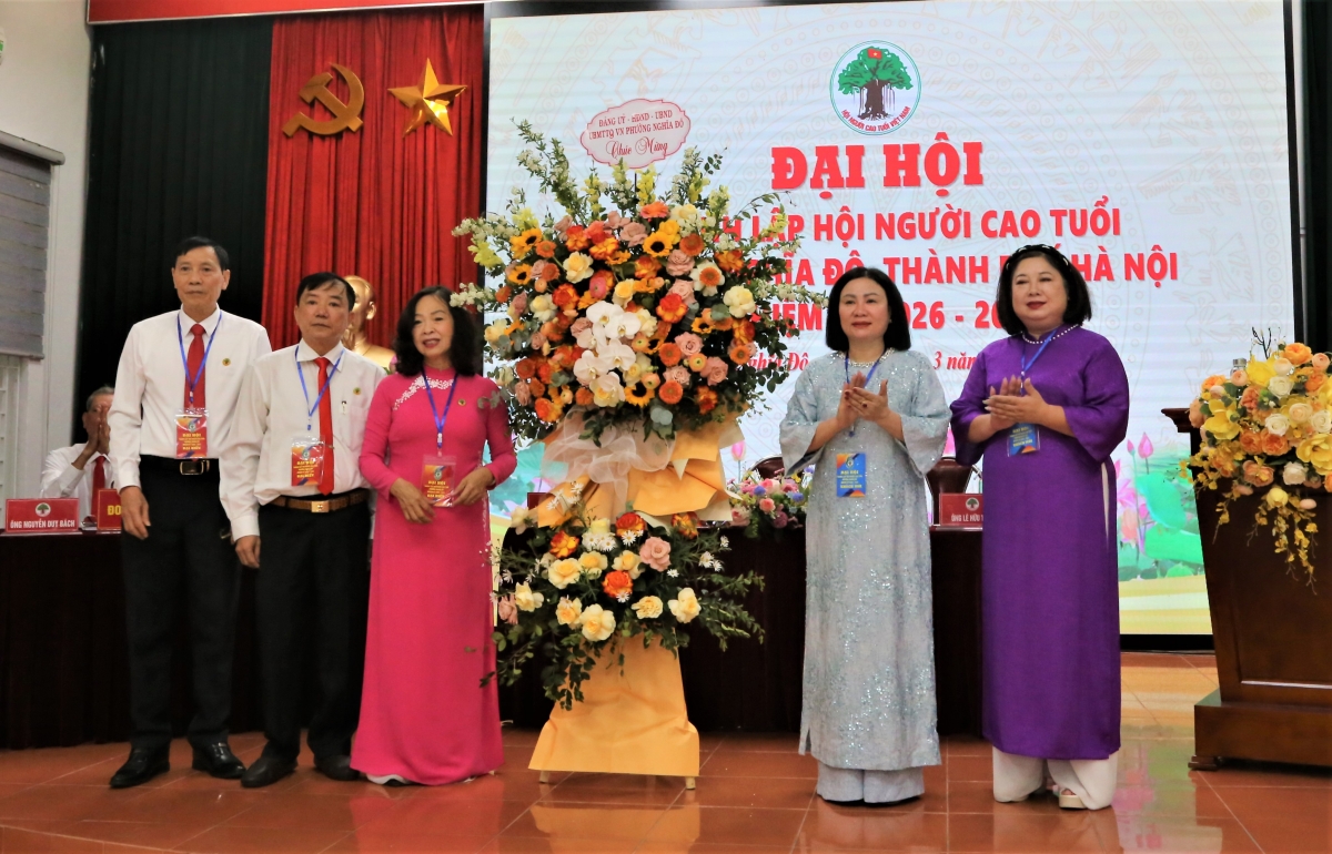 Lãnh đạo phường Nghĩa Đô tặng hoa chúc mừng Đại hội Lãnh đạo phường Nghĩa Đô tặng hoa chúc mừng Đại hội