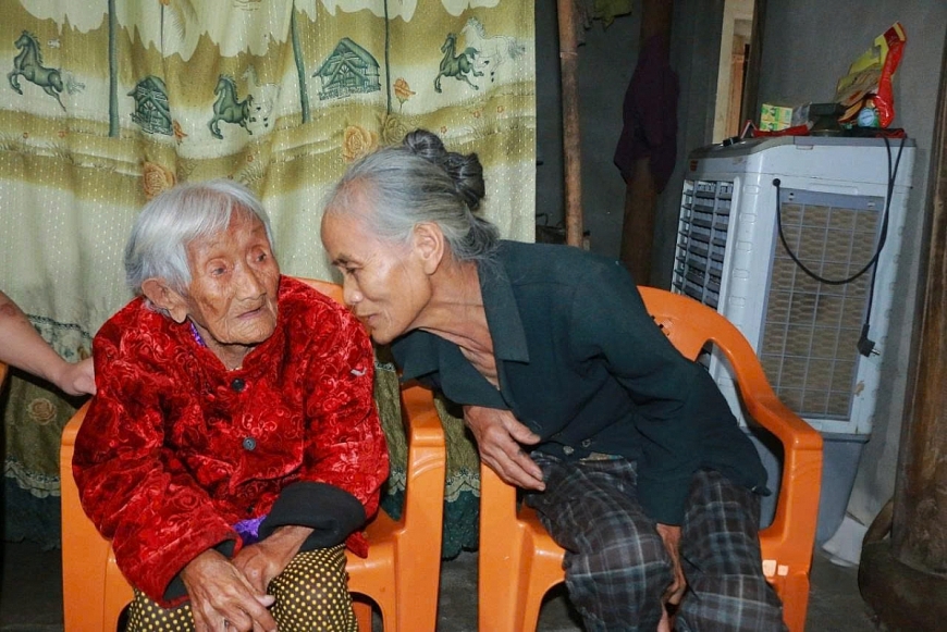 Nguyễn Thị Năm bên con gái Võ Thị Linh 2: Cụ Nguyễn Thị Năm bên con gái Võ Thị Linh 2: Cụ