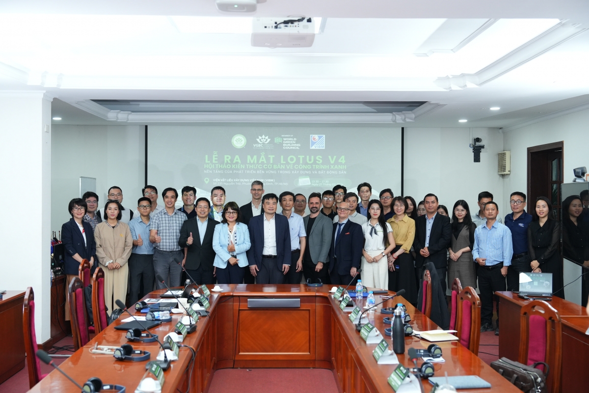 Đại diện BTC chụp ảnh tại sự kiện 