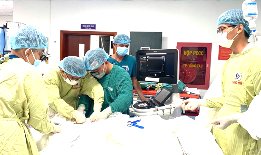 Bác sĩ triển khai kỹ thuật E-CPR theo định hướng của Bộ Y tế trong cấp cứu ngưng tim Bác sĩ triển khai kỹ thuật E-CPR theo định hướng của Bộ Y tế trong cấp cứu ngưng tim
