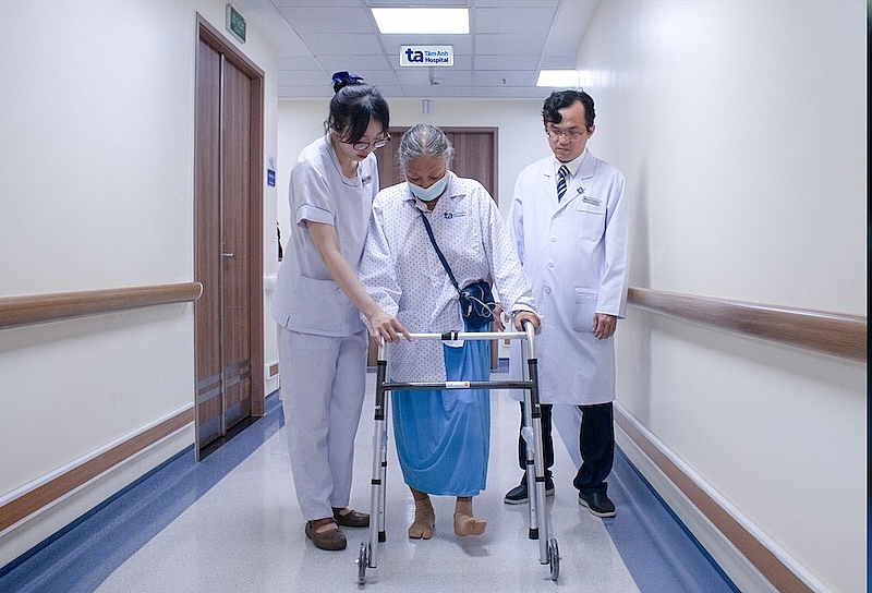 Bà Hồng tập đi lại ngay sau phẫu thuật thay khớp gối bằng Robot AI CUVIS-Joint. Ảnh: Bệnh viện Đa khoa Tâm Anh