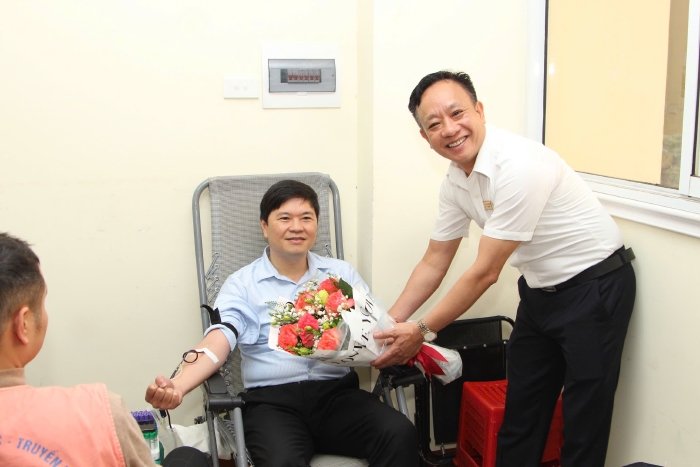 PGS.TS. Phạm Xuân Dương, Hiệu trưởng trường Đại học Hàng hải Việt Nam tặng hoa Phó Chủ tịch UBND TP Hải Phòng Hoàng Minh Cường - một trong những tình nguyện viên tham gia hiến máu. PGS.TS. Phạm Xuân Dương, Hiệu trưởng trường Đại học Hàng hải Việt Nam tặng hoa Phó Chủ tịch UBND TP Hải Phòng Hoàng Minh Cường - một trong những tình nguyện viên tham gia hiến máu.