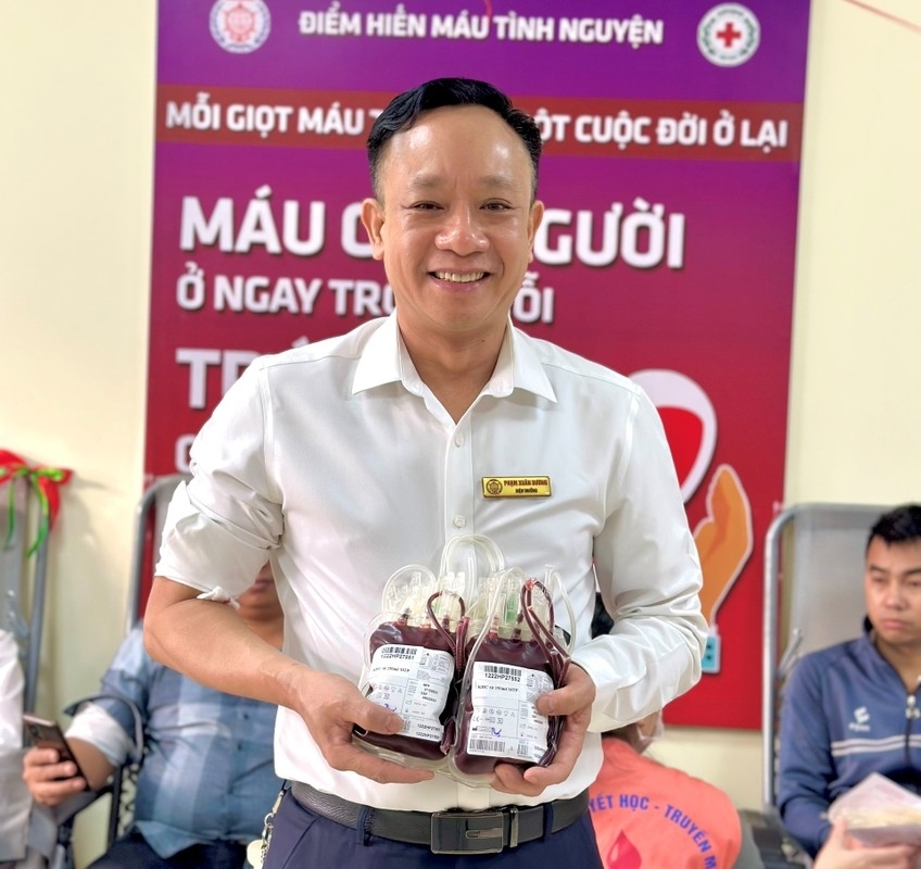 PGS.TS Phạm Xuân Dương, hiệu trưởng nhà trường đã tham gia hiến máu hơn 60 lần, trở thành tấm gương tiêu biểu, lan tỏa mạnh mẽ tinh thần nhân ái trong toàn thể cán bộ, giảng viên và sinh viên. PGS.TS Phạm Xuân Dương, hiệu trưởng nhà trường đã tham gia hiến máu hơn 60 lần, trở thành tấm gương tiêu biểu, lan tỏa mạnh mẽ tinh thần nhân ái trong toàn thể cán bộ, giảng viên và sinh viên.