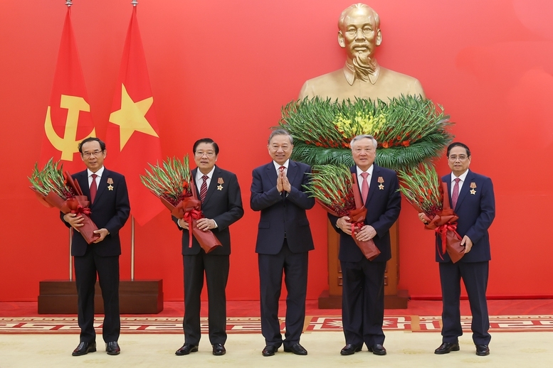 Tổng Bí thư Tô Lâm tặng hoa chúc mừng các đồng chí được nhận Huân chương Quân công hạng nhất Tổng Bí thư Tô Lâm tặng hoa chúc mừng các đồng chí được nhận Huân chương Quân công hạng nhất