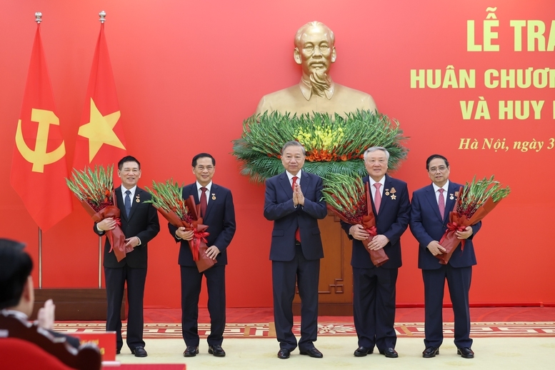 Tổng Bí thư Tô Lâm tặng hoa chúc mừng các đồng chí được nhận Huy hiệu Đảng Tổng Bí thư Tô Lâm tặng hoa chúc mừng các đồng chí được nhận Huy hiệu Đảng