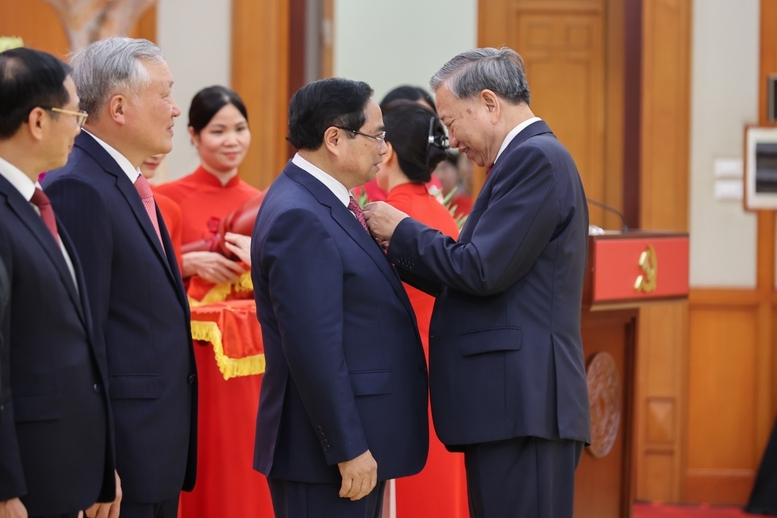 Tổng Bí thư Tô Lâm trao Huân chương Quân công hạng nhất và trao Huy hiệu 40 năm tuổi Đảng tặng đồng chí Phạm Minh Chính, Uỷ viên Bộ Chính trị khoá XIII, Thủ tướng Chính phủ Tổng Bí thư Tô Lâm trao Huân chương Quân công hạng nhất và trao Huy hiệu 40 năm tuổi Đảng tặng đồng chí Phạm Minh Chính, Uỷ viên Bộ Chính trị khoá XIII, Thủ tướng Chính phủ