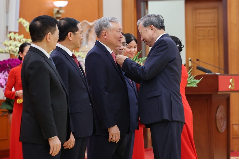 Tổng Bí thư Tô Lâm trao Huân chương Quân công hạng nhất và trao Huy hiệu 45 năm tuổi Đảng tặng đồng chí Nguyễn Hoà Bình, Uỷ viên Bộ Chính trị khoá XIII, Phó Thủ tướng Thường trực Chính phủ Tổng Bí thư Tô Lâm trao Huân chương Quân công hạng nhất và trao Huy hiệu 45 năm tuổi Đảng tặng đồng chí Nguyễn Hoà Bình, Uỷ viên Bộ Chính trị khoá XIII, Phó Thủ tướng Thường trực Chính phủ
