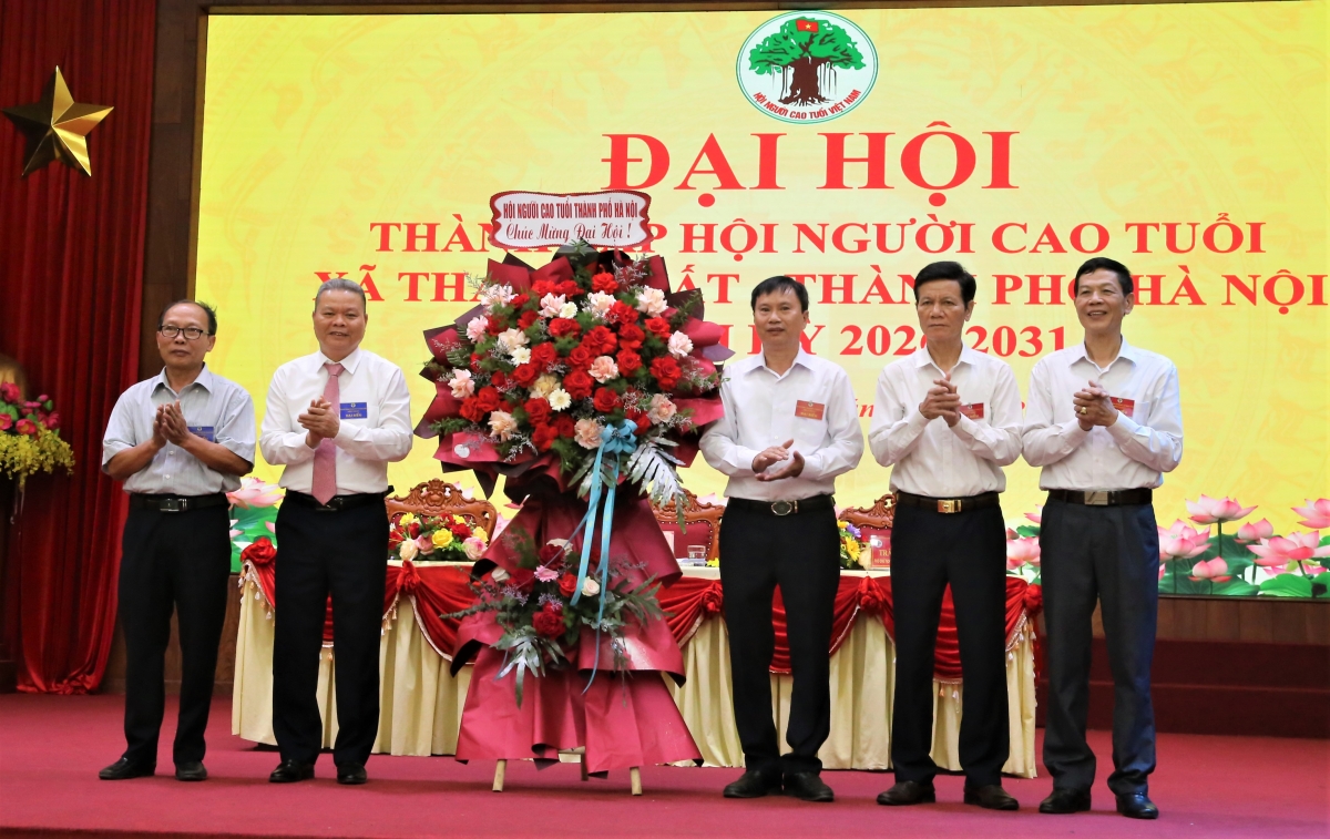 Hội NCT TP Hà Nội tặng hoa chúc mừng Đại hội Hội NCT TP Hà Nội tặng hoa chúc mừng Đại hội