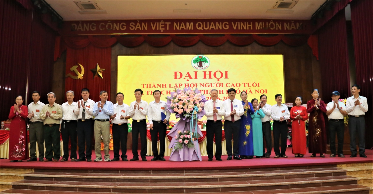 Lãnh đạo Hội NCT TP Hà Nội và lãnh đạo xã Thạch Thất tặng hoa chúc mừng Ban Chấp hành Hội NCT xã. Lãnh đạo Hội NCT TP Hà Nội và lãnh đạo xã Thạch Thất tặng hoa chúc mừng Ban Chấp hành Hội NCT xã.