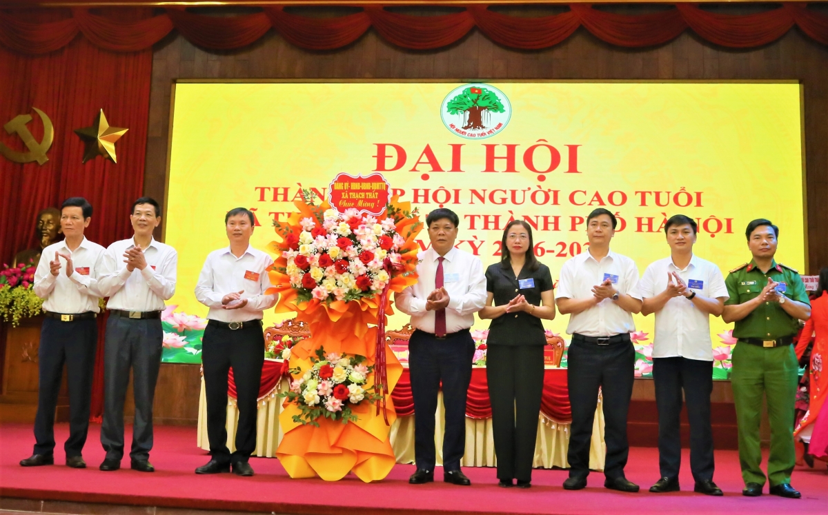 Lãnh đạo xã Thạch Thất tặng hoa chúc mừng Đại hội Lãnh đạo xã Thạch Thất tặng hoa chúc mừng Đại hội