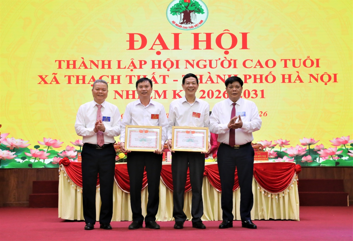 Trao Giấy khen của Hội NCT TP Hà Nội cho tập thể, cá nhân xuất sắc Trao Giấy khen của Hội NCT TP Hà Nội cho tập thể, cá nhân xuất sắc