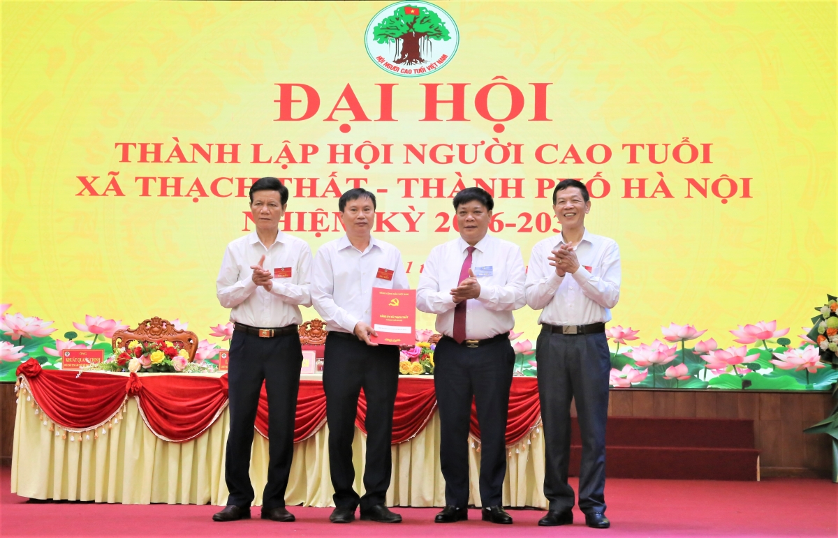 Trao quyết định thành lập Hội NCT xã Thạch Thất Trao quyết định thành lập Hội NCT xã Thạch Thất