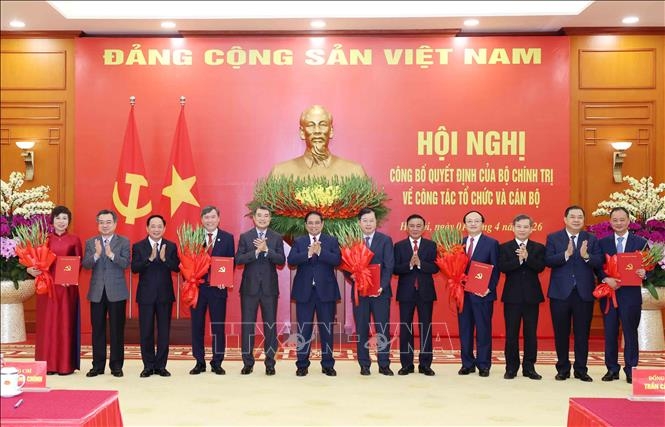 Đồng chí Trần Cẩm Tú, Ủy viên Bộ Chính trị, Thường trực Ban Bí thư; Thủ tướng Phạm Minh Chính và các đồng chí lãnh đạo Đảng, Nhà nước chúc mừng 5 cơ quan, gồm: Đài Truyền hình Việt Nam, Đài Tiếng nói Việt Nam, Thông tấn xã Việt Nam, Viện Hàn lâm Khoa học xã hội Việt Nam, Viện Hàn lâm Khoa học và Công nghệ Việt Nam.