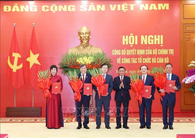 Đồng chí Trần Cẩm Tú, Ủy viên Bộ Chính trị, Thường trực Ban Bí thư trao các Quyết định cho đại diện lãnh đạo 5 cơ quan, gồm: Đài Truyền hình Việt Nam, Đài Tiếng nói Việt Nam, Thông tấn xã Việt Nam, Viện Hàn lâm Khoa học xã hội Việt Nam, Viện Hàn lâm Khoa học và Công nghệ Việt Nam