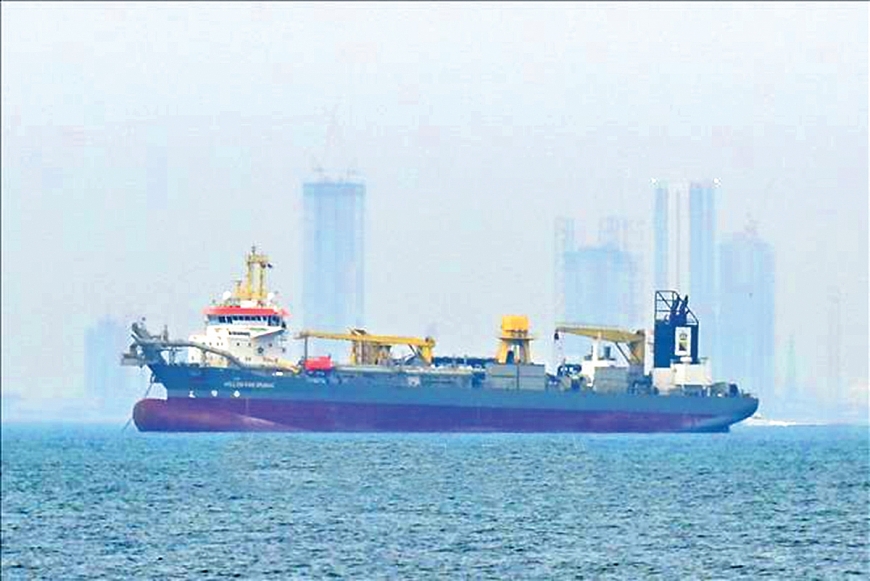 Tàu thương mại thả neo ngoài khơi Dubai, Các tiểu vương quốc Arab thống nhất (UAE) khi tuyến hàng hải qua eo biển Hormuz bị gián đoạn do xung đột. Tàu thương mại thả neo ngoài khơi Dubai, Các tiểu vương quốc Arab thống nhất (UAE) khi tuyến hàng hải qua eo biển Hormuz bị gián đoạn do xung đột.