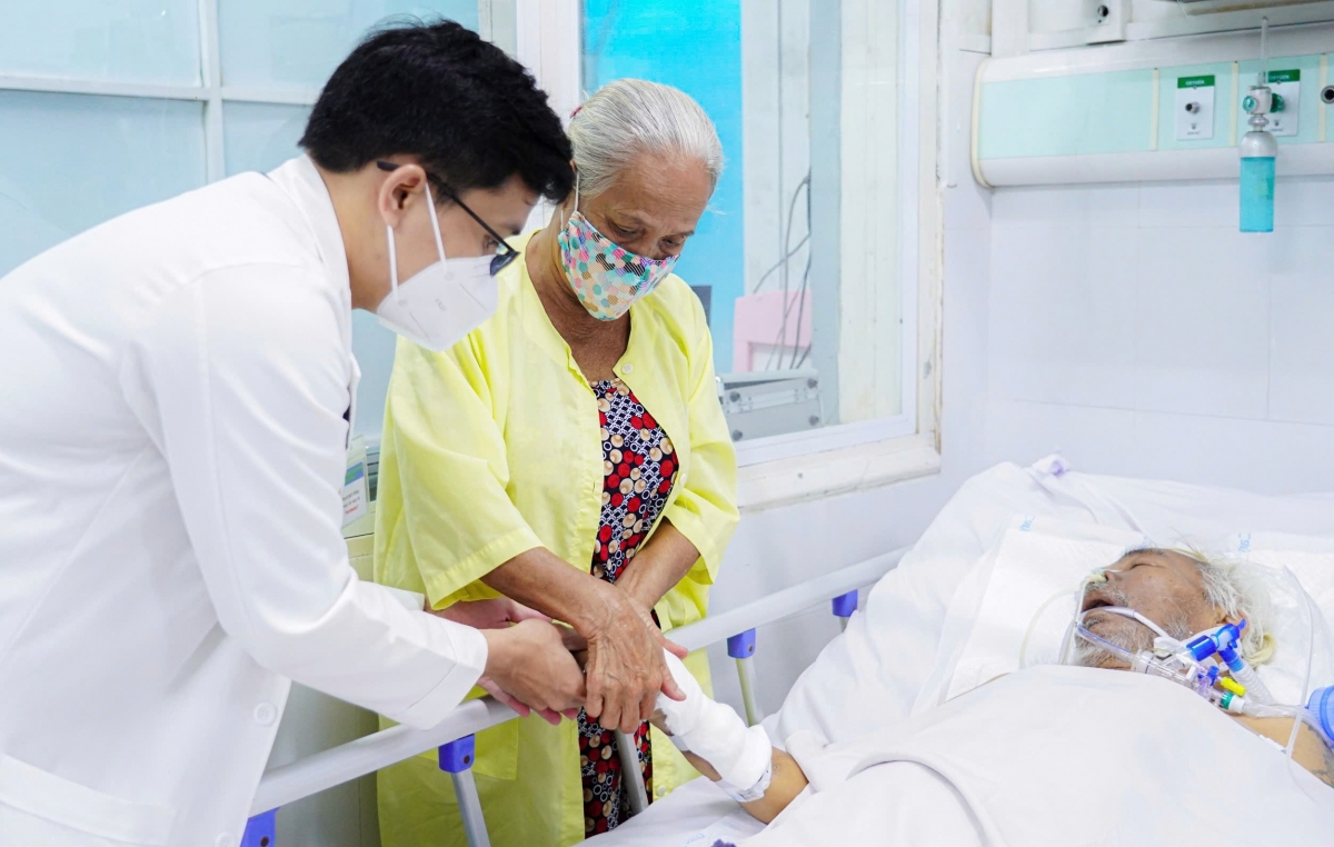 Bác sĩ và vợ của ông Phan Văn Dũng túc trực chăm sóc bệnh nhân nghèo đang nguy kịch Bác sĩ và vợ của ông Phan Văn Dũng túc trực chăm sóc bệnh nhân nghèo đang nguy kịch