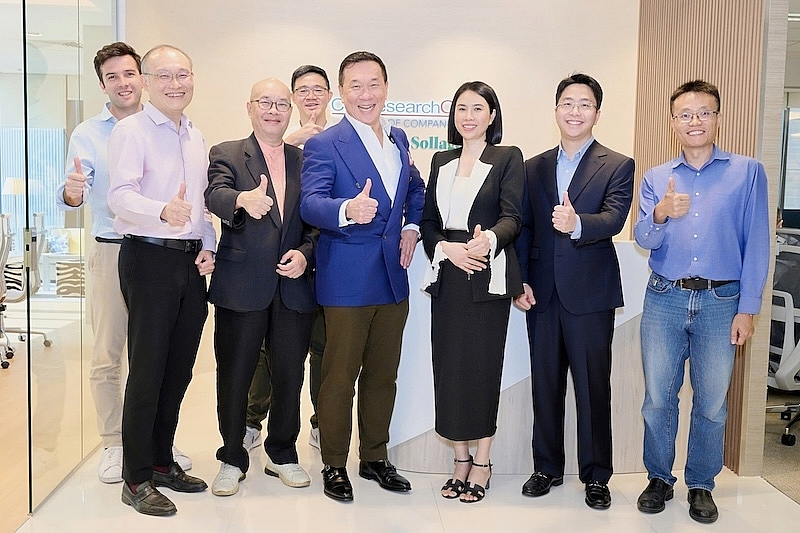Những nghiên cứu về tế bào gốc của PGS.TS.BS Phan Toàn Thắng (áo vest đen từ trái qua) dần được hiện thực hóa để điều trị bệnh Những nghiên cứu về tế bào gốc của PGS.TS.BS Phan Toàn Thắng (áo vest đen từ trái qua) dần được hiện thực hóa để điều trị bệnh