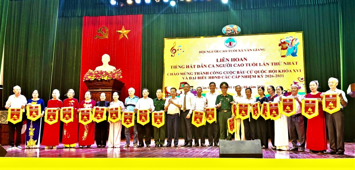 Ban tổ chức trao Cờ lưu niệm cho các đoàn tham gia Liên hoan Ban tổ chức trao Cờ lưu niệm cho các đoàn tham gia Liên hoan