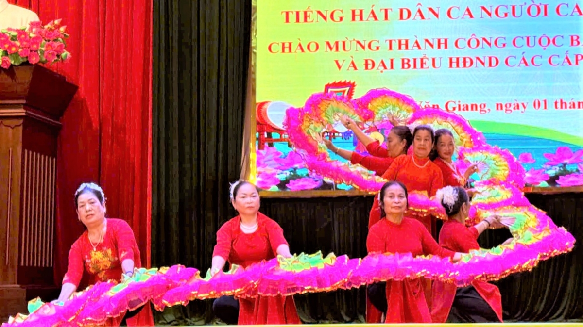 Ngân vang làn điệu quê hương - NCT Văn Giang giữ hồn dân ca Ngân vang làn điệu quê hương - NCT Văn Giang giữ hồn dân ca