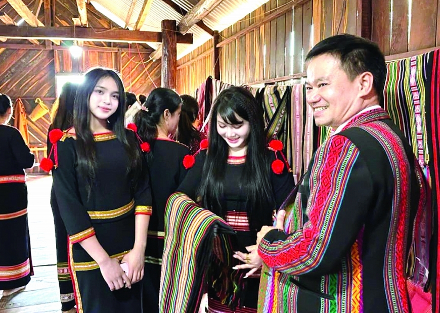 Thổ cẩm Ê Đê hiện nay không chỉ hiện diện trong đời sống thường nhật mà còn trở thành một phần của trải nghiệm du lịch. Thổ cẩm Ê Đê hiện nay không chỉ hiện diện trong đời sống thường nhật mà còn trở thành một phần của trải nghiệm du lịch.