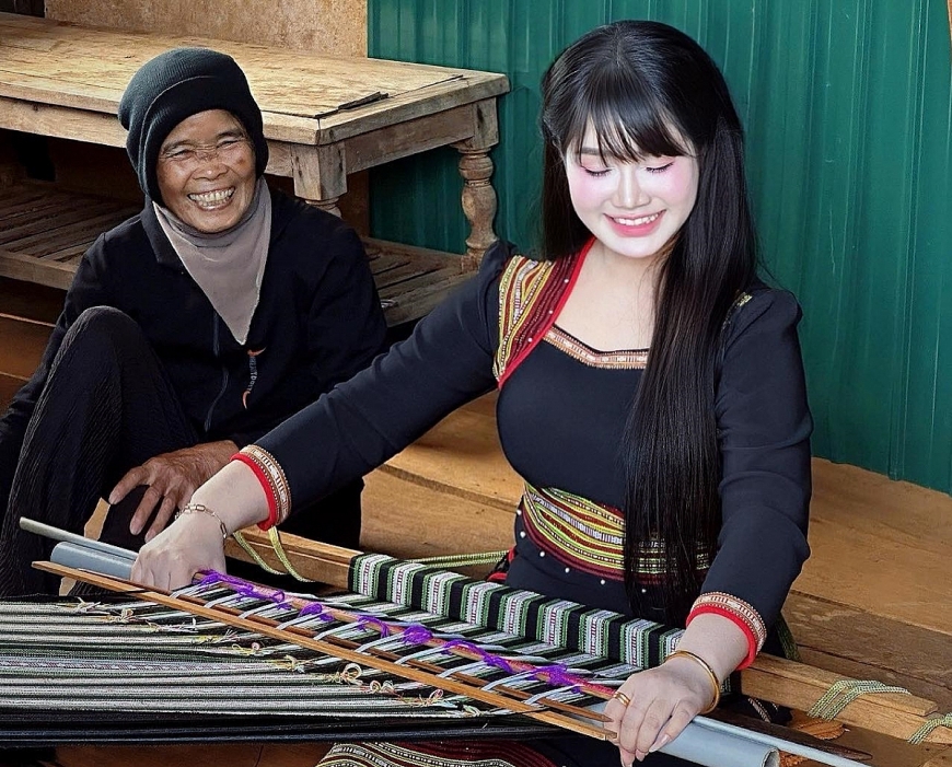 Thời trang hóa giúp nâng tầm thổ cẩm Ê Đê Thời trang hóa giúp nâng tầm thổ cẩm Ê Đê