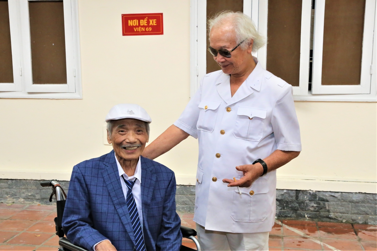Dù tuổi đã cao, NSND Trần Hiếu vẫn theo dõi, chỉ đạo nghệ thuật hoạt động của Đoàn Nghệ thuật Vạn Xuân Dù tuổi đã cao, NSND Trần Hiếu vẫn theo dõi, chỉ đạo nghệ thuật hoạt động của Đoàn Nghệ thuật Vạn Xuân