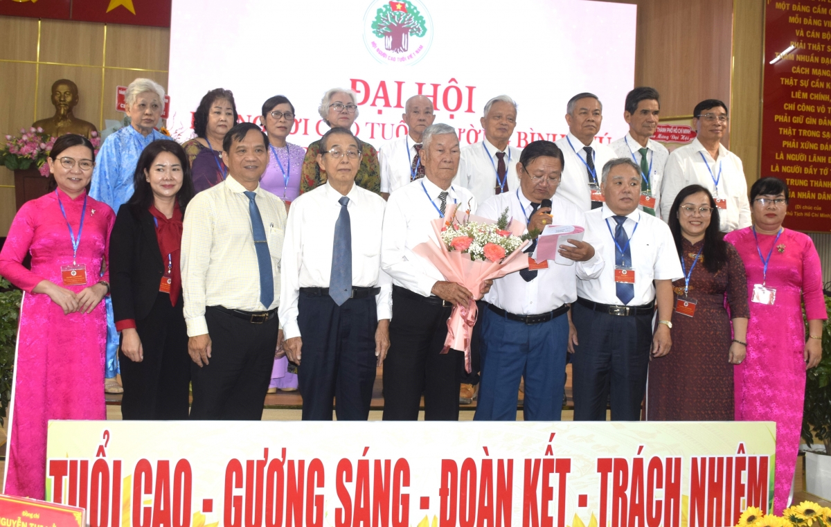 Ban Chấp hành Người cao tuổi Bình Phú nhiệm kỳ 2026–2031 chụp chung cùng đại biểu tại Đại hội Ban Chấp hành Người cao tuổi Bình Phú nhiệm kỳ 2026–2031 chụp chung cùng đại biểu tại Đại hội
