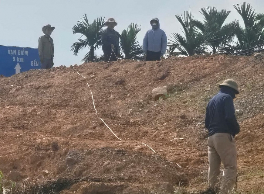 Cán bộ xã Nam Tiến (cũ) phối hợp với thôn Đại Gia khảo sát đo vẽ để đề nghị huyện Phú Xuyên (cũ) mở một con đường xuống miếu thôn Đại Gia để phục vụ đi lại tín ngưỡng. Cán bộ xã Nam Tiến (cũ) phối hợp với thôn Đại Gia khảo sát đo vẽ để đề nghị huyện Phú Xuyên (cũ) mở một con đường xuống miếu thôn Đại Gia để phục vụ đi lại tín ngưỡng.