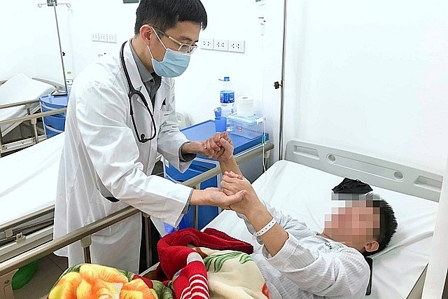 Thăm khám cho bệnh nhân đột quỵ tại Trung tâm Đột quỵ -Bệnh viện Bạch Mai. Thăm khám cho bệnh nhân đột quỵ tại Trung tâm Đột quỵ -Bệnh viện Bạch Mai.