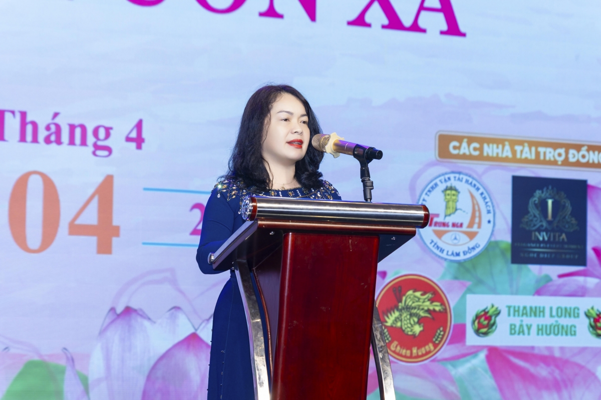 Bà bà Đỗ Thị Quế Phương, Phó Chủ tịch UBMTTQVN tỉnh Lâm Đổng phát biểu trong chương trình của CLB di sản Áo dài Bình Thuận Bà bà Đỗ Thị Quế Phương, Phó Chủ tịch UBMTTQVN tỉnh Lâm Đổng phát biểu trong chương trình của CLB di sản Áo dài Bình Thuận