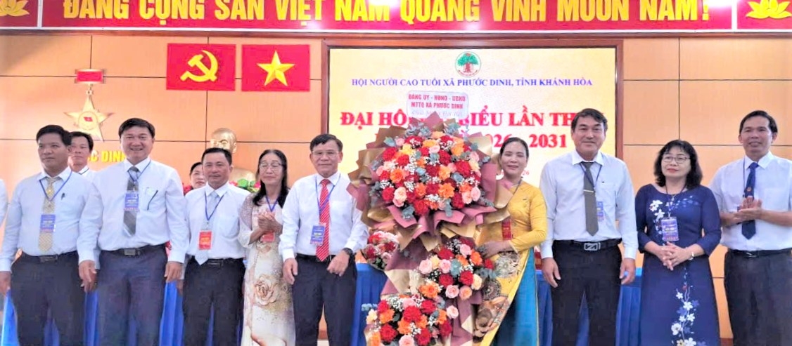 Lãnh đạo Hội NCT tỉnh Khánh Hòa tặng hoa chúc mừng Đại hội Lãnh đạo Hội NCT tỉnh Khánh Hòa tặng hoa chúc mừng Đại hội