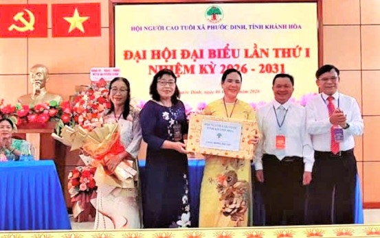 Tặng quà tri ân cán bộ không tham gia Ban Chấp hành khóa mới Tặng quà tri ân cán bộ không tham gia Ban Chấp hành khóa mới