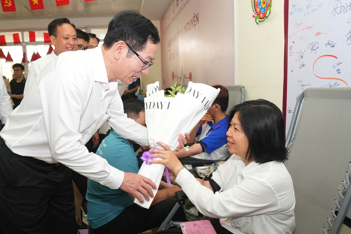 Phó Chủ tịch UBND thành phố Vũ Tiến Phụng tặng hoa động viên các tình nguyện viên tham gia hiến máu tình nguyện. Phó Chủ tịch UBND thành phố Vũ Tiến Phụng tặng hoa động viên các tình nguyện viên tham gia hiến máu tình nguyện.