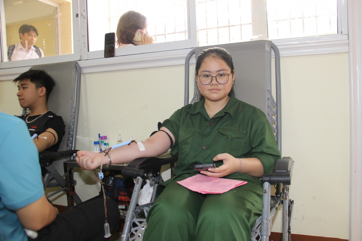 Em Đỗ Ngọc Lê Nguyên, sinh viên năm nhất khoa Ngôn ngữ, lần đầu tiên tham gia hiến máu Em Đỗ Ngọc Lê Nguyên, sinh viên năm nhất khoa Ngôn ngữ, lần đầu tiên tham gia hiến máu