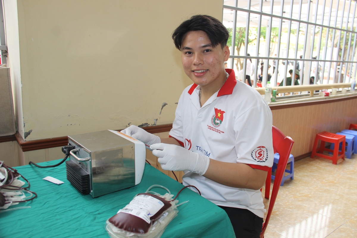 Em Nguyễn Tấn Dương, sinh viên năm ba khoa Điều khiển tàu biển - thành viên Câu lạc bộ hiến máu tình nguyện của trường Em Nguyễn Tấn Dương, sinh viên năm ba khoa Điều khiển tàu biển - thành viên Câu lạc bộ hiến máu tình nguyện của trường