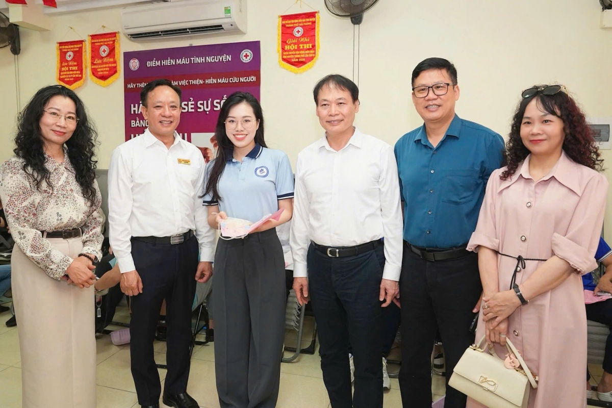 PGS.TS Phạm Xuân Dương đã trực tiếp hiến máu 60 lần, trở thành tấm gương tiêu biểu về trách nhiệm, nhân văn và tinh thần vì cộng đồng. PGS.TS Phạm Xuân Dương đã trực tiếp hiến máu 60 lần, trở thành tấm gương tiêu biểu về trách nhiệm, nhân văn và tinh thần vì cộng đồng.