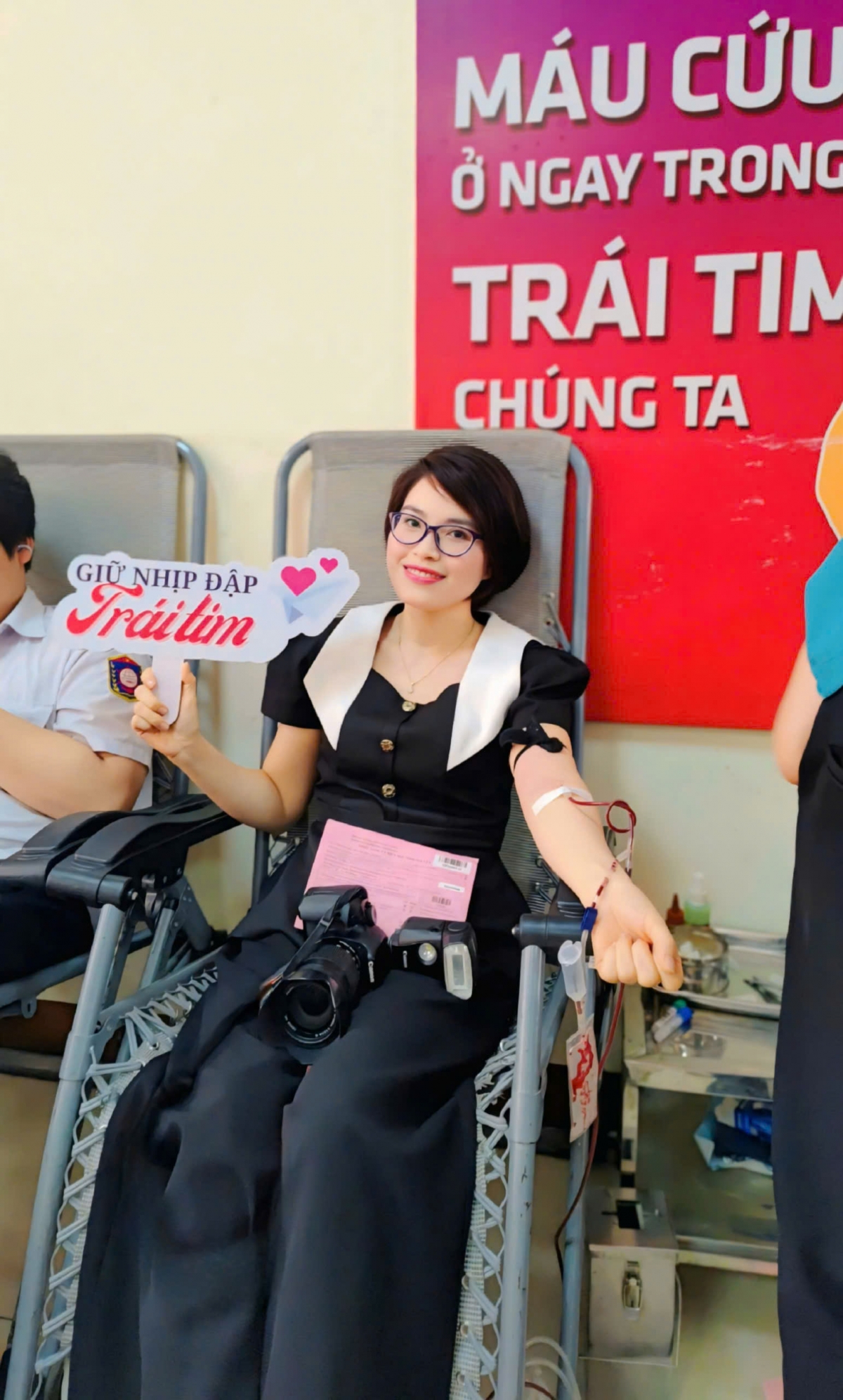 Các tình nguyện viên háo hức khi được tham gia hiến máu tình nguyện. Các tình nguyện viên háo hức khi được tham gia hiến máu tình nguyện.