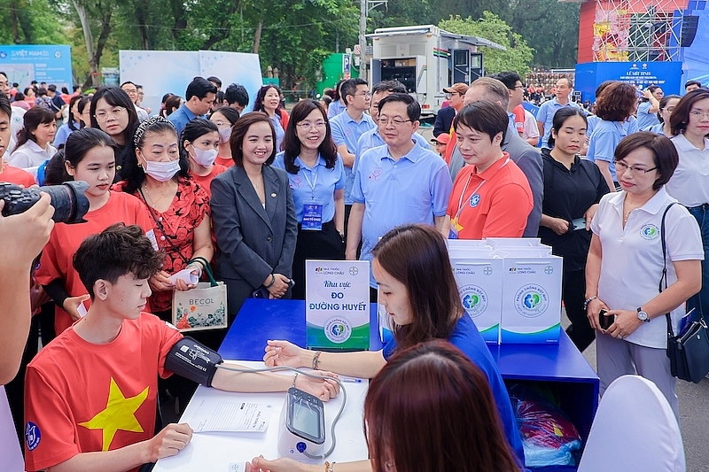 Trong khuôn khổ sự kiện Ngày Sức khỏe toàn dân 2026, Phó Thủ tướng Hồ Quốc Dũng cùng các đại biểu đã đến thăm chương trình tầm soát đột quỵ miễn phí cho người dân do Long Châu và Bayer tổ chức Trong khuôn khổ sự kiện Ngày Sức khỏe toàn dân 2026, Phó Thủ tướng Hồ Quốc Dũng cùng các đại biểu đã đến thăm chương trình tầm soát đột quỵ miễn phí cho người dân do Long Châu và Bayer tổ chức