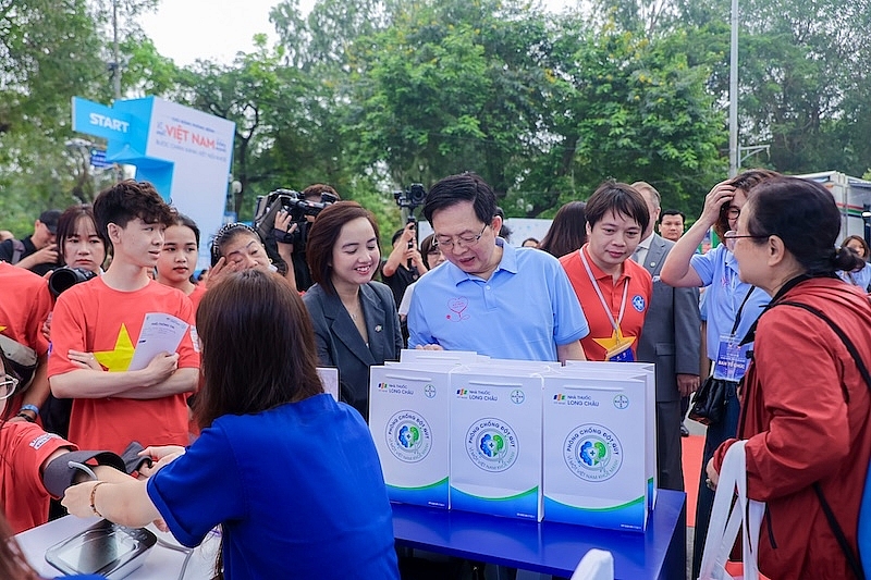 Phó Thủ tướng Hồ Quốc Dũng cùng bà Nguyễn Đỗ Quyên, Phó Tổng Giám đốc FPT Retail kiêm Giám đốc Điều hành hệ thống Long Châu tại khu vực chăm sóc sức khỏe cộng đồng Phó Thủ tướng Hồ Quốc Dũng cùng bà Nguyễn Đỗ Quyên, Phó Tổng Giám đốc FPT Retail kiêm Giám đốc Điều hành hệ thống Long Châu tại khu vực chăm sóc sức khỏe cộng đồng