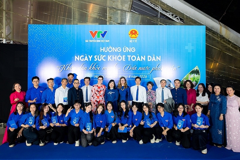 Bộ trưởng Bộ Y tế Đào Hồng Lan (ở giữa) cùng các đại biểu, đại diện Long Châu, các doanh nghiệp và đoàn viên tại chương trình “Nhân dân khoẻ mạnh - Đất nước hạnh phúc” Bộ trưởng Bộ Y tế Đào Hồng Lan (ở giữa) cùng các đại biểu, đại diện Long Châu, các doanh nghiệp và đoàn viên tại chương trình “Nhân dân khoẻ mạnh - Đất nước hạnh phúc”