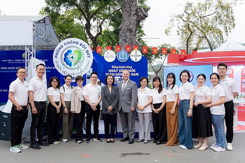 Long Châu, Bayer thúc đẩy hợp tác công - tư, giúp người dân tiếp cận dịch vụ y tế dự phòng đột quỵ ngay từ tuyến đầu Long Châu, Bayer thúc đẩy hợp tác công - tư, giúp người dân tiếp cận dịch vụ y tế dự phòng đột quỵ ngay từ tuyến đầu