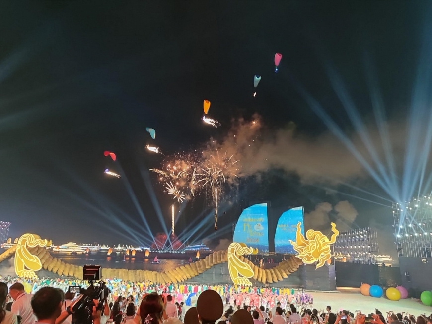Carnaval Hạ Long là sản phẩm du lịch hấp dẫn du khách trong nước và quốc tế. Carnaval Hạ Long là sản phẩm du lịch hấp dẫn du khách trong nước và quốc tế.