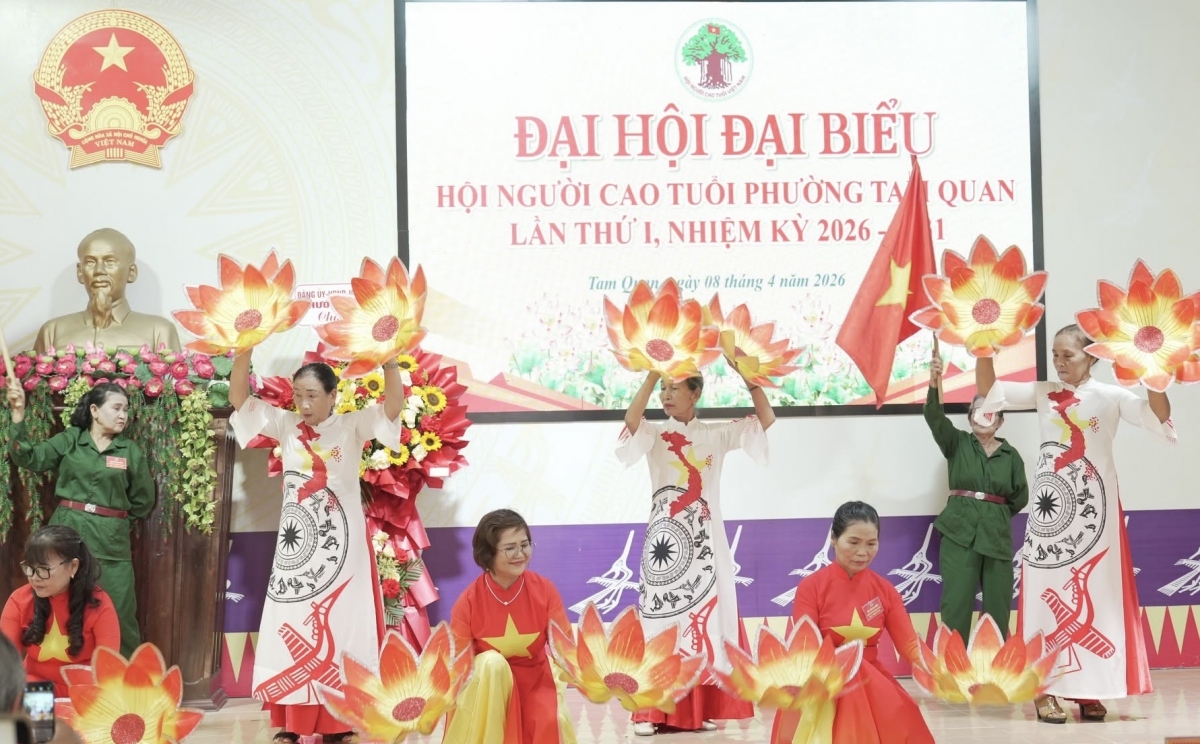 Các tiết mục văn nghệ chào mừng do Người cao tuổi biểu diễn. Các tiết mục văn nghệ chào mừng do Người cao tuổi biểu diễn.