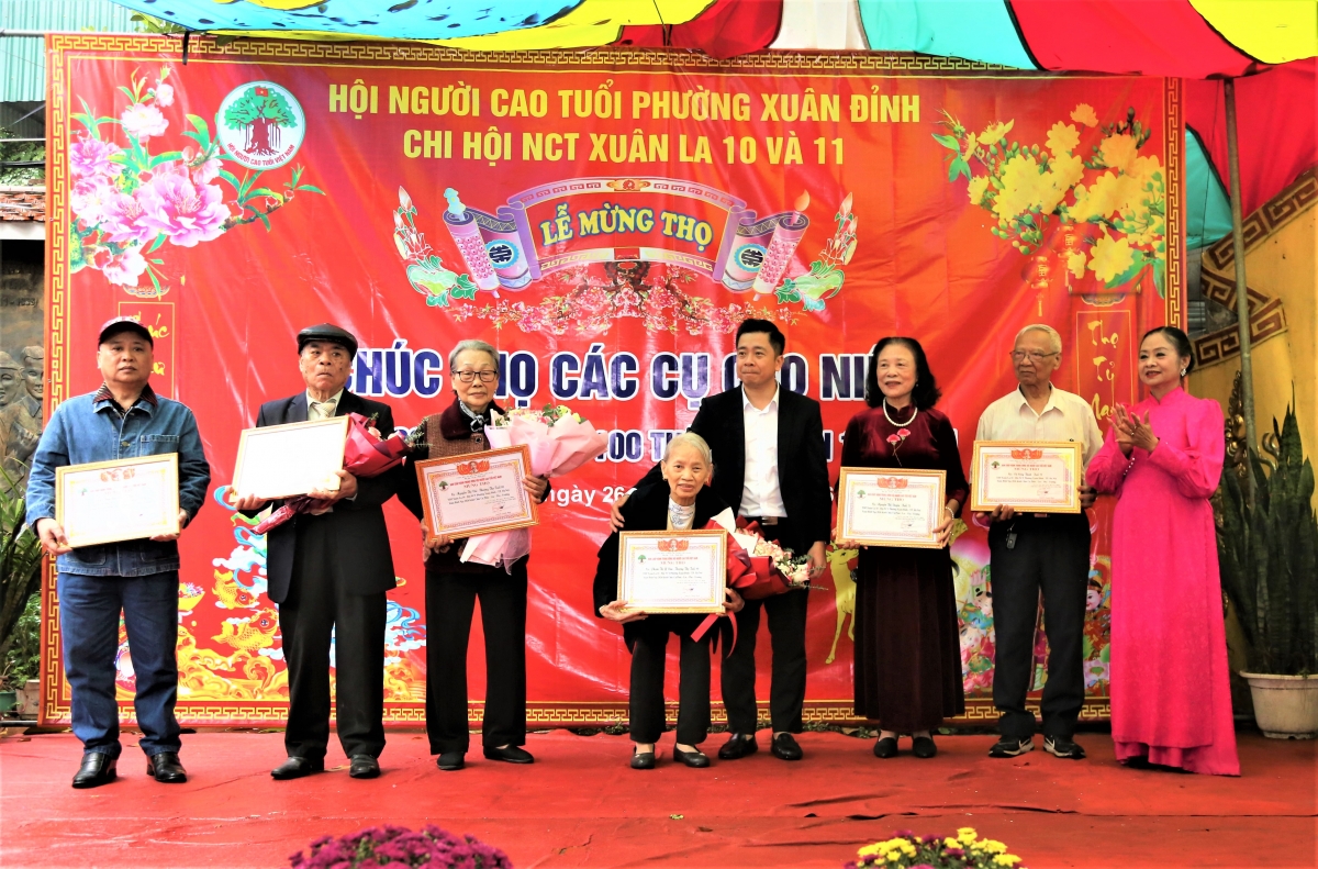 Lãnh đạo địa phương và Hội NCT trao Bằng mừng thọ và quà cho NCT