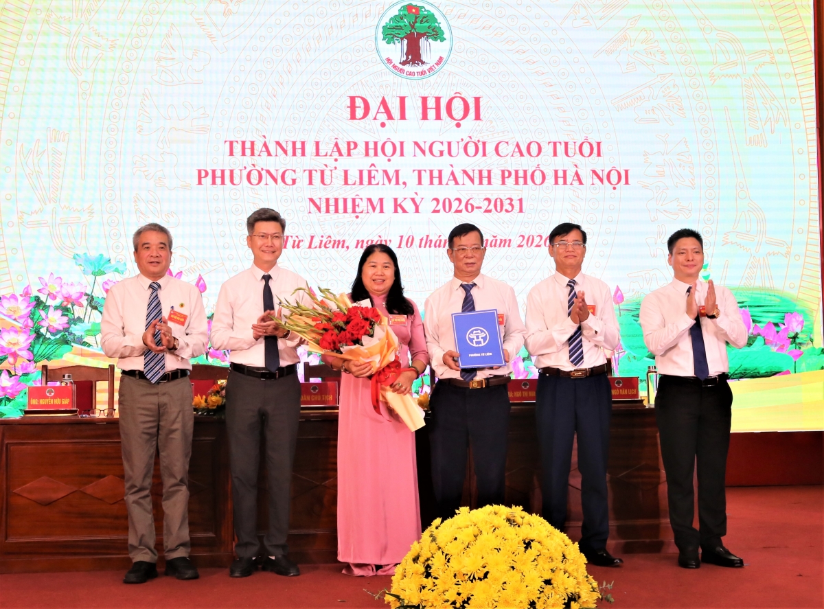 Trao quyết định thành lập Hội NCT phường Từ Liêm Trao quyết định thành lập Hội NCT phường Từ Liêm