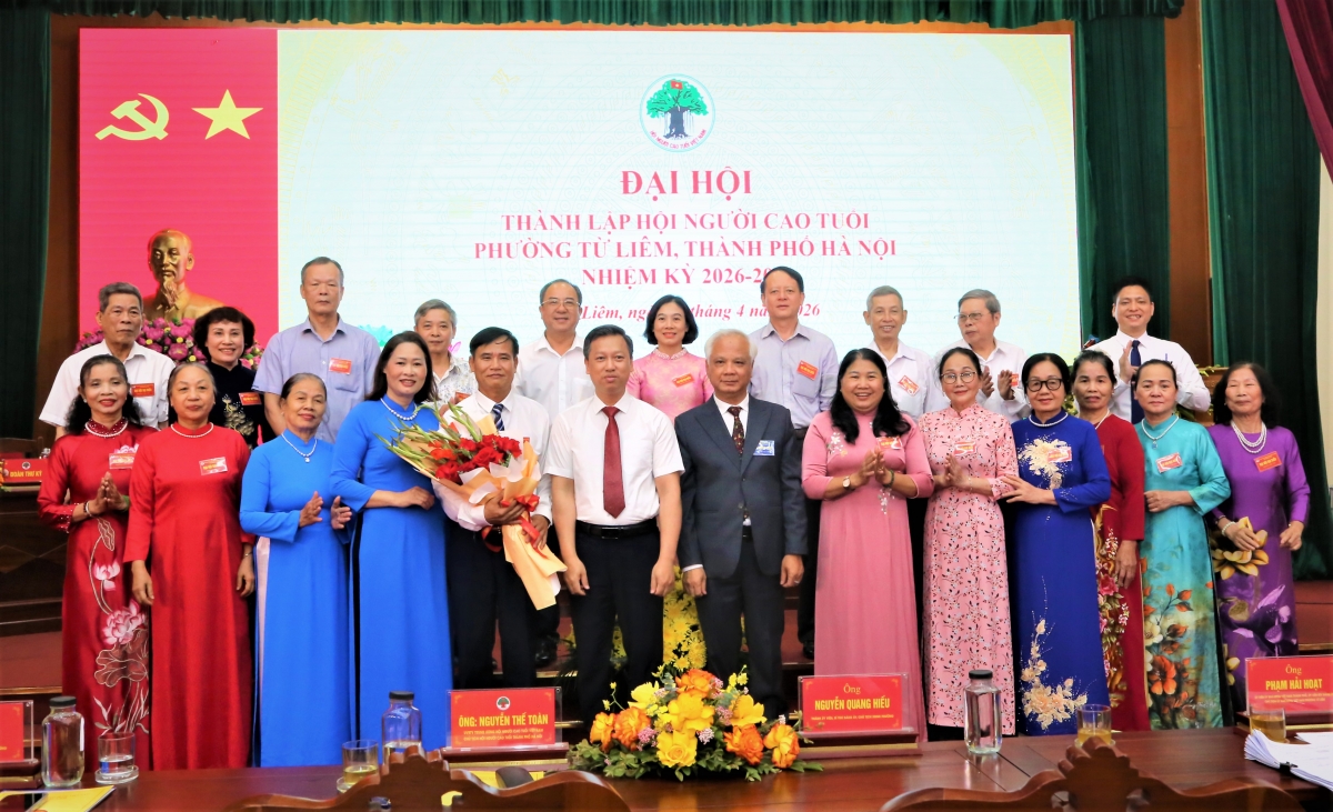 Lãnh đạo Hội NCT TP Hà Nội và lãnh đạo phường Từ Liêm tặng hoa chúc mừng Ban Chấp hành Hội NCT Lãnh đạo Hội NCT TP Hà Nội và lãnh đạo phường Từ Liêm tặng hoa chúc mừng Ban Chấp hành Hội NCT