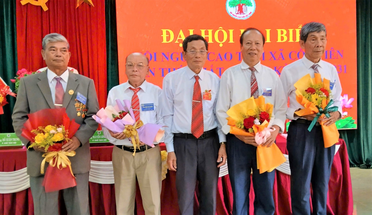 Tặng hoa tri ân cán bộ không tham gia Ban Chấp hành khóa mới Tặng hoa tri ân cán bộ không tham gia Ban Chấp hành khóa mới