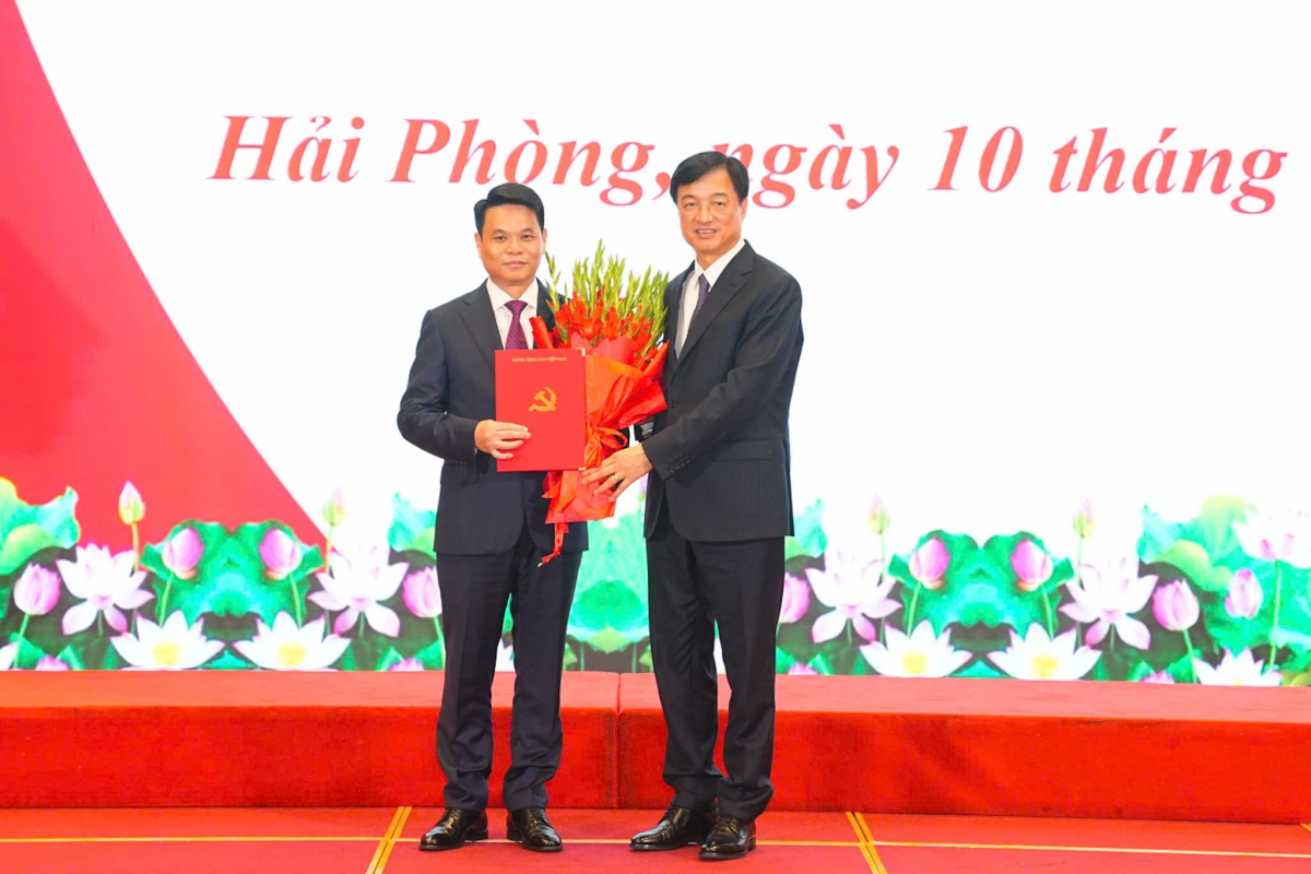Đồng chí Nguyễn Duy Ngọc, Ủy viên Bộ Chính trị, Bí thư Trung ương Đảng, Trưởng Ban Tổ chức Trung ương trao Quyết định cho đồng chí Lê Ngọc Châu, tân Bí thư Thành ủy Hải Phòng.